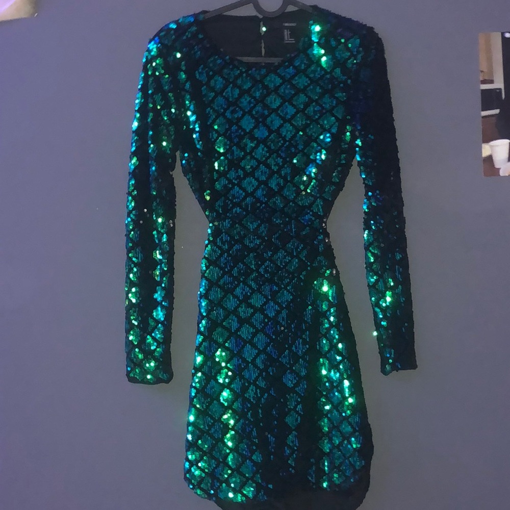 Selling Forever 21 dress, is open from the back